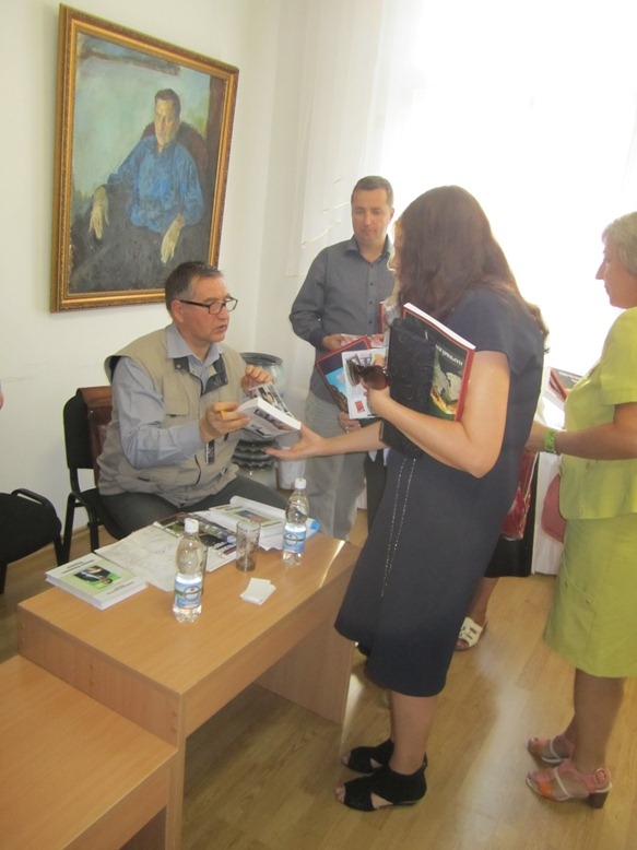 Михаил Федоров подписывает книгу