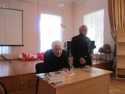 Выступает Патико Алан. Сидит Олег Шамба