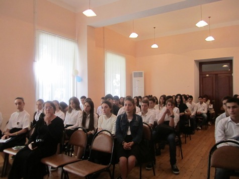 Встреча в актовом зале. Впереди директор школы Повирскер.