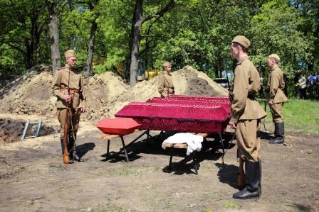 на митинге глава администрации городского поселения Е.А.Смолиговец и руководитель поисковых отрядов Воронежской обл. Михаил Сегодин