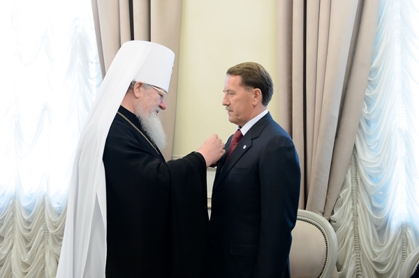 Вручение медали губернатору
